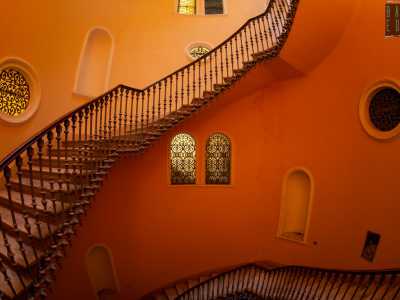 Qui le pareti, di color giallo ocra, sono arricchite da finestrelle di varie forme e da nicchie che un tempo ospitavano delle statue